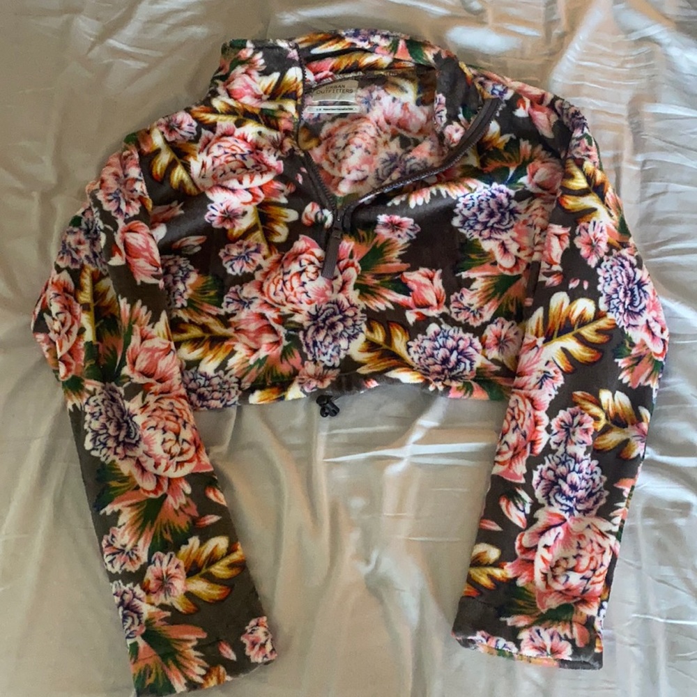 Cropped top fuzzy jacket floral print